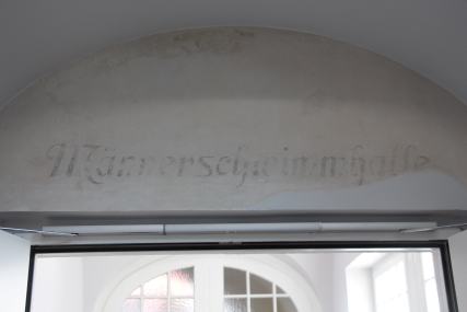 Schriftzug über dem Eingang zur großen Schwimmhalle, frührere Männerschwimmhalle. © Stadt Aachen/David Rüben