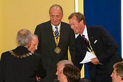 Großherzog Henri von Luxemburg (rechts) und der spanische König Juan Carlos gratulieren dem neuen Karlspreisträger Carlos Azeglio Ciampi, (c) Stadt Aachen / Andreas Herrmann