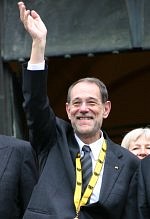 Karlspreisträger Javier Solana nach der Preisverleihung vor dem Aachener Rathaus, (c) Stadt Aachen / Paul Heesel