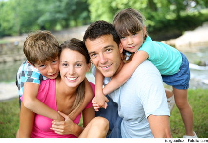 Familie mit Kindern, (c) goodluz - Fotolia.com