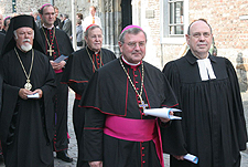 Vertreter der christlichen Religionen gehen durch die Aachener Innenstadt