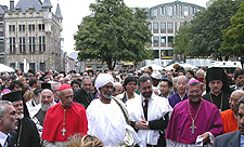 Vertreter verschiedener Weltreligionen in einer Menschenmenge auf dem Markt in Aachen