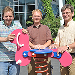 Drei Mitarbeiter mit einem Spielgerät