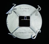 Medaille Charlemagne 2016 Eine kunstvoll gearbeitete Plakette mit einem Durchmesser von ca. 100 mm in 925/000 Silber. Auf der silbernen Grundplatte hebt sich das Karlsmonogramm ab.