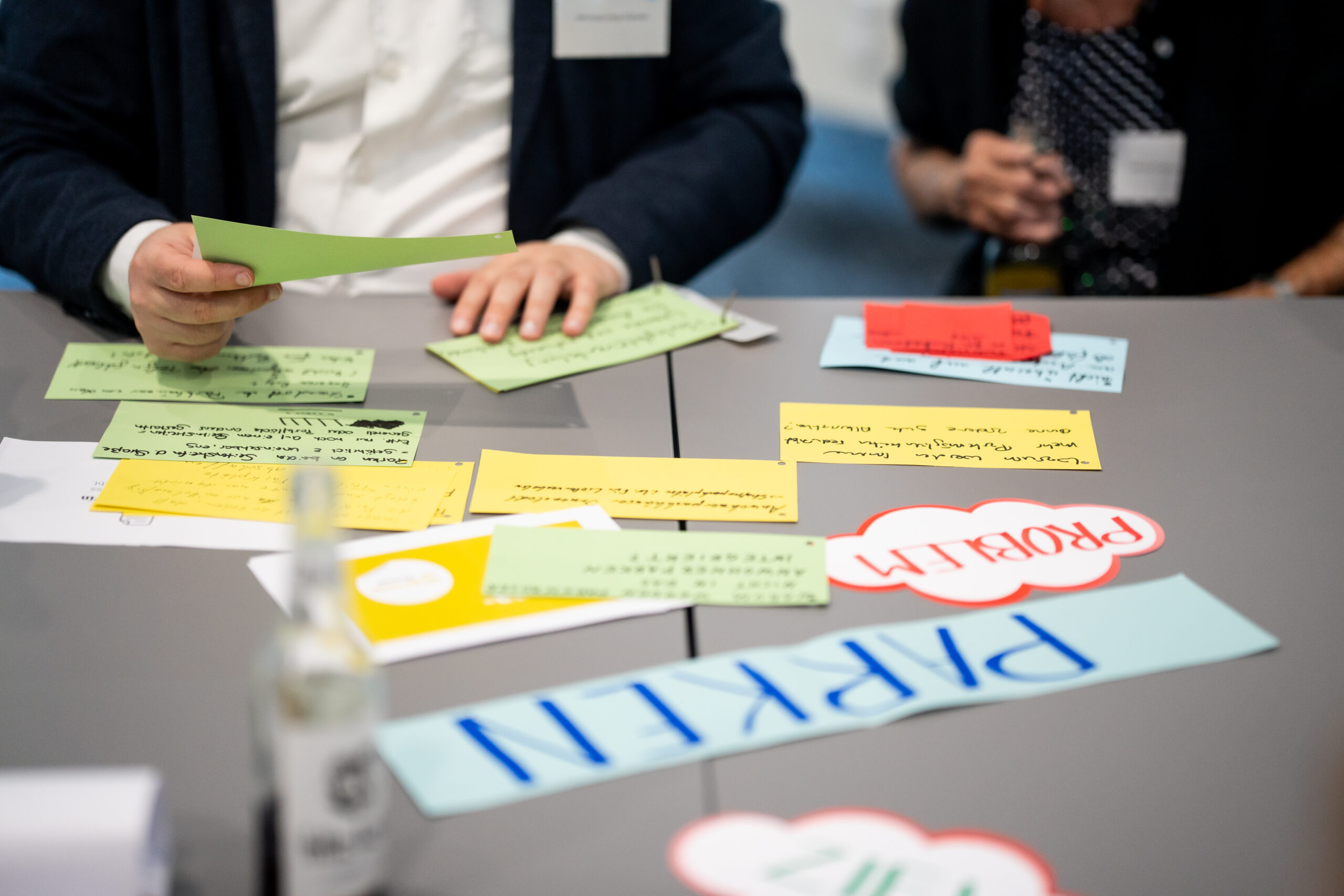 Bürger*innenrat 2025 Tisch mit verschiedenen Papieren und Arbeitsmaterialien