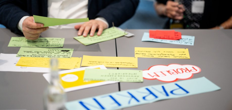 Tisch mit verschiedenen Papieren und Arbeitsmaterialien