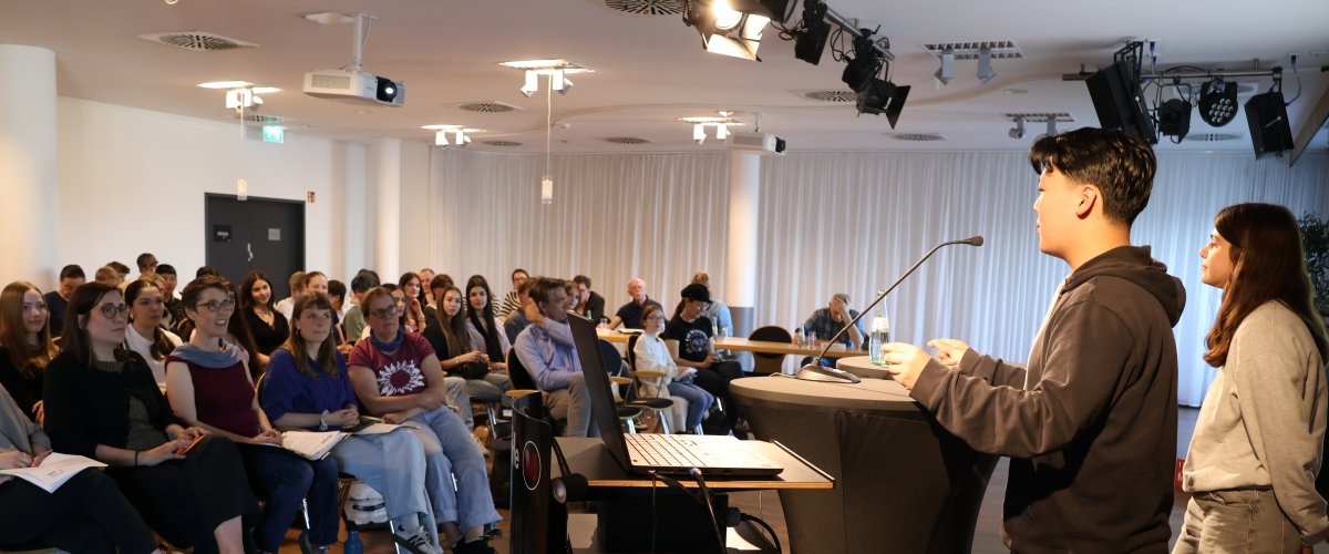 Zwei Jugendliche moderieren das Jugendforum