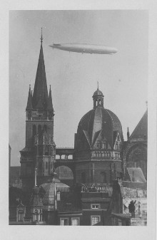 Die Archivalie des Monats März 2016 „Glück ab“ – Luftschiff Graf Zeppelin über Aachen“, die auch am Tag der Archive in der Nadelfabrik ausgestellt wird. © Stadtarchiv Aachen