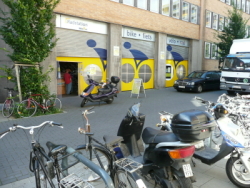 Fahrräder und Motorroller stehen vor der Radstation
