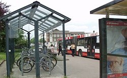 Fährrader in einer Bike+Ride-Station an einer Bushaltestelle