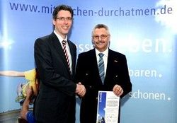 Hans-Dieter Eschweiler Schornsteinfegerinnung mit Oberbürgermeister Marcel Philipp
