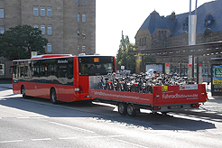 Blick auf den Eifelbus mit großem Fahrradanhänger an der Bushaltestelle Hauptbahnhof