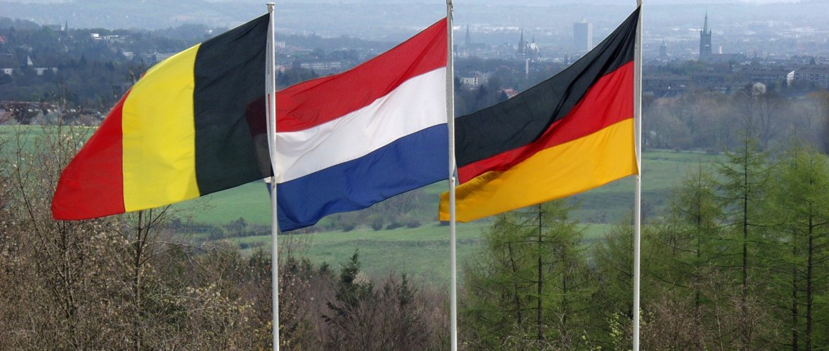 Dreiländerpunkt-Fahnen belgische, niederländische und deutsche Fahne