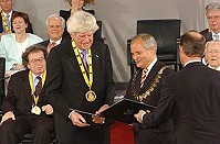 Wim Duisenberg with Lord Mayor Dr Juergen Linden (c) Stadt Aachen 2002