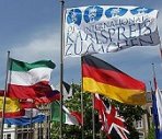 Le Marché d'Aix la Chapelle avec des drapeaux de l'états d'Europe (c) Stadt Aachen