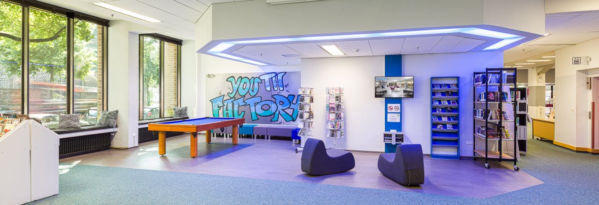 Ein großer Raum mit Billardtisch, Büchern, Lichtanlage und vielem mehr.