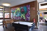 Jugendeinrichtung Josefshaus mit Graffity an der Wand und Kicker