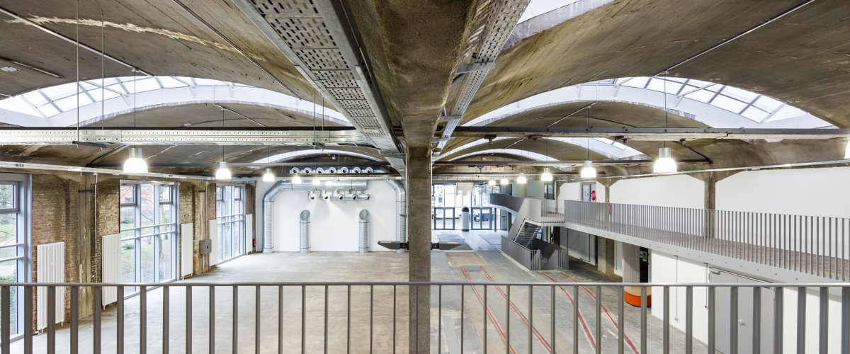 Blick in die Piazza im Erdgeschoss des Depots, die multifunktional z. Bsp. für Ausstellungen, Lesungen, Seminare, Theater, Konzerte und Präsentationen nutzbar ist.
