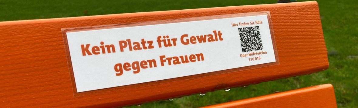 Eine orangene Bank mit der Aufschrift "Kein Platz für Gewalt gegen Frauen"