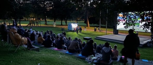 abendliches Openair-Kinoim Park