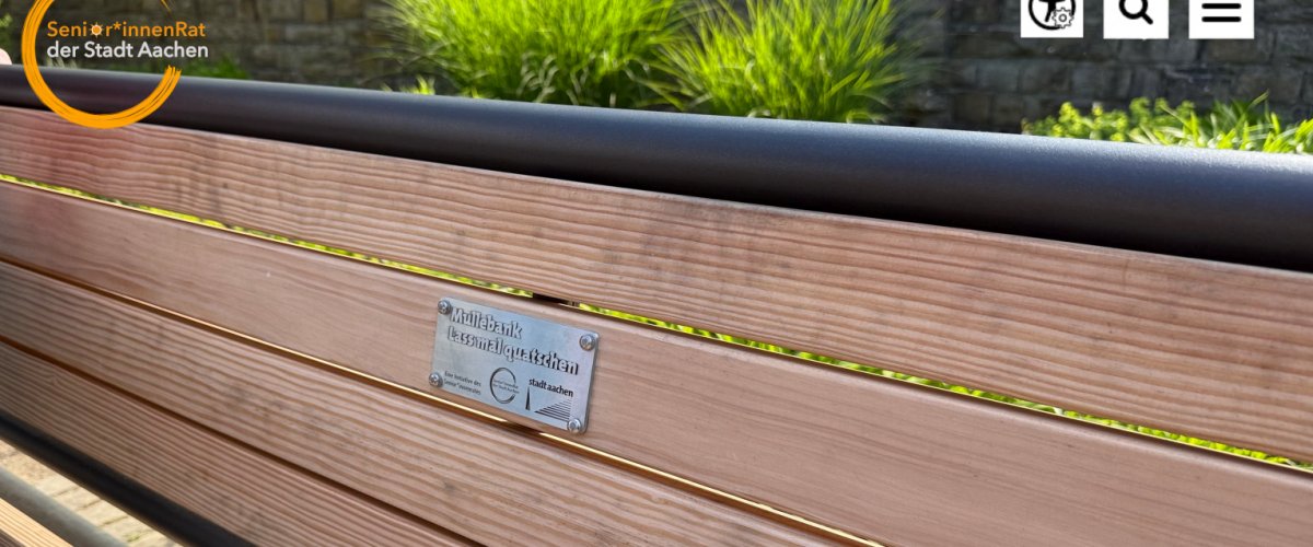 Eine Holzbank mit der Aufschrift "Lass mal quatschen"