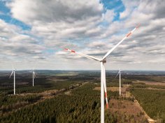 Windräder Vier Windräder auf einem Feld