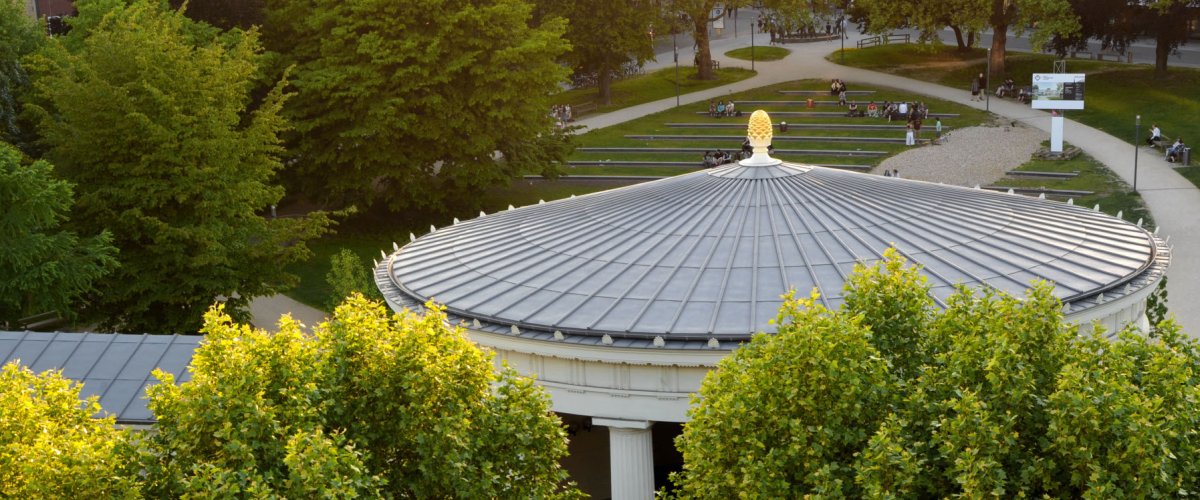 Luftbild: Blick über das Dach des Elisenbrunnens in Richtung Aachener Dom.