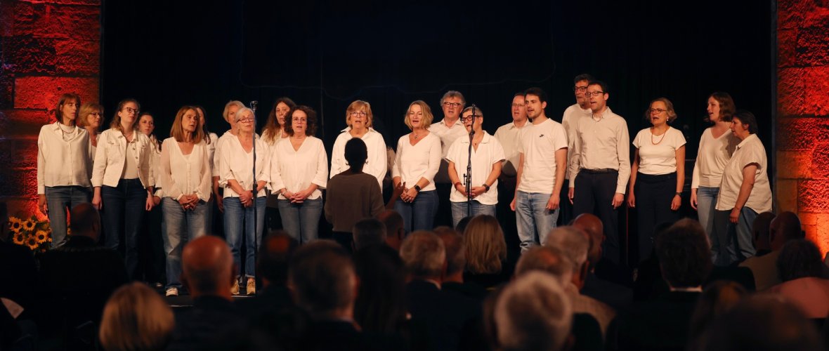 Chor singt auf Bühne im Rathaus