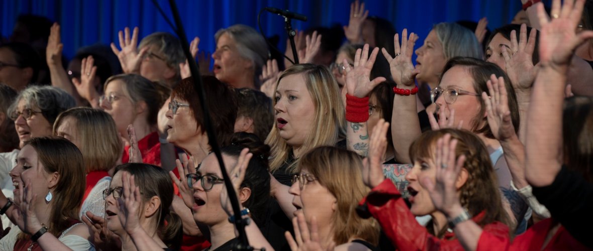 ein Chor singt gemeinsam und performt mit den Händen