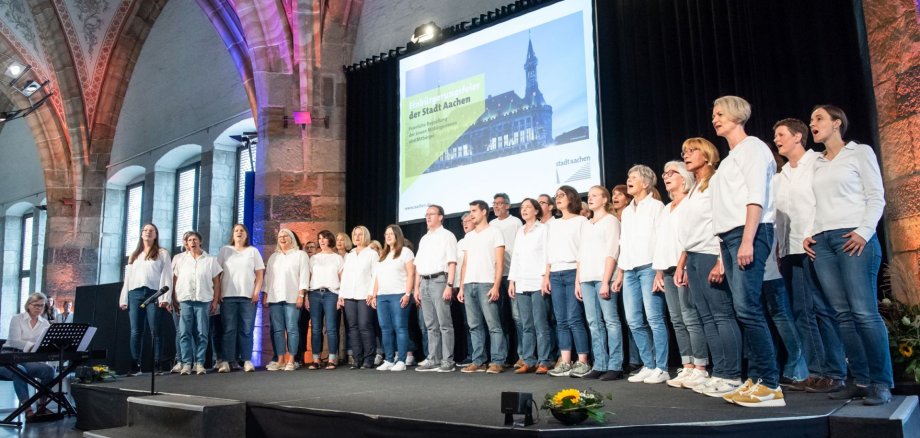 Chor singt auf Bühne im Rathaus