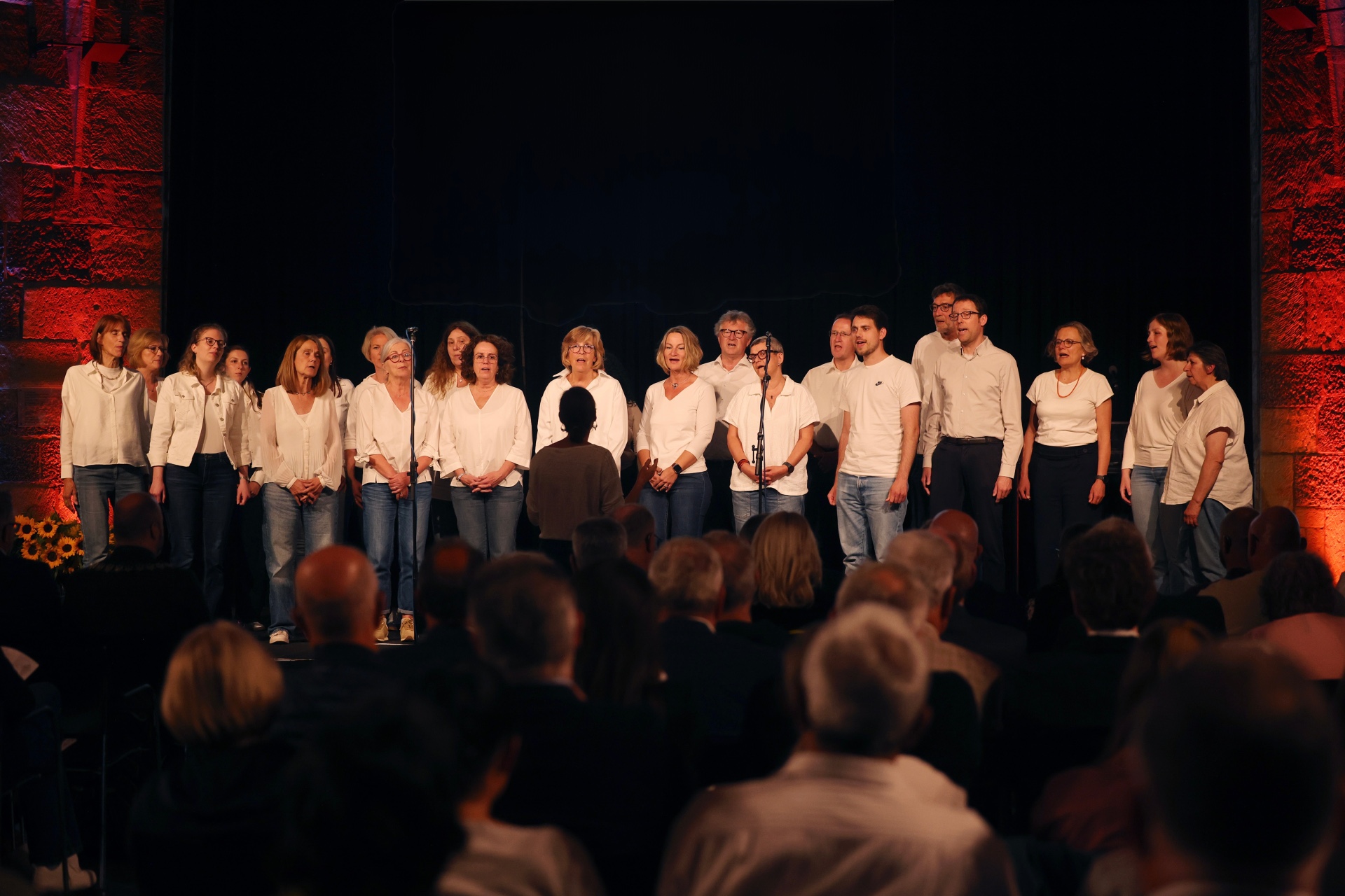 Chor singt auf Bühne im Rathaus