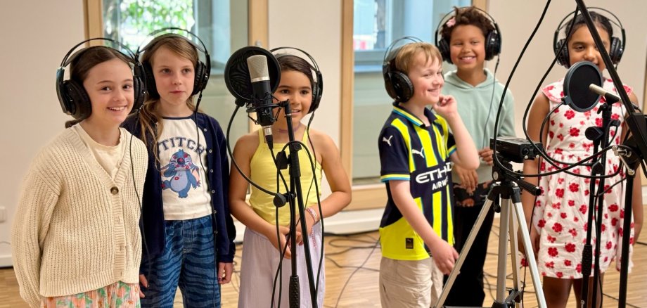 Kinder mit Kopfhörern im Aufnahmestudio