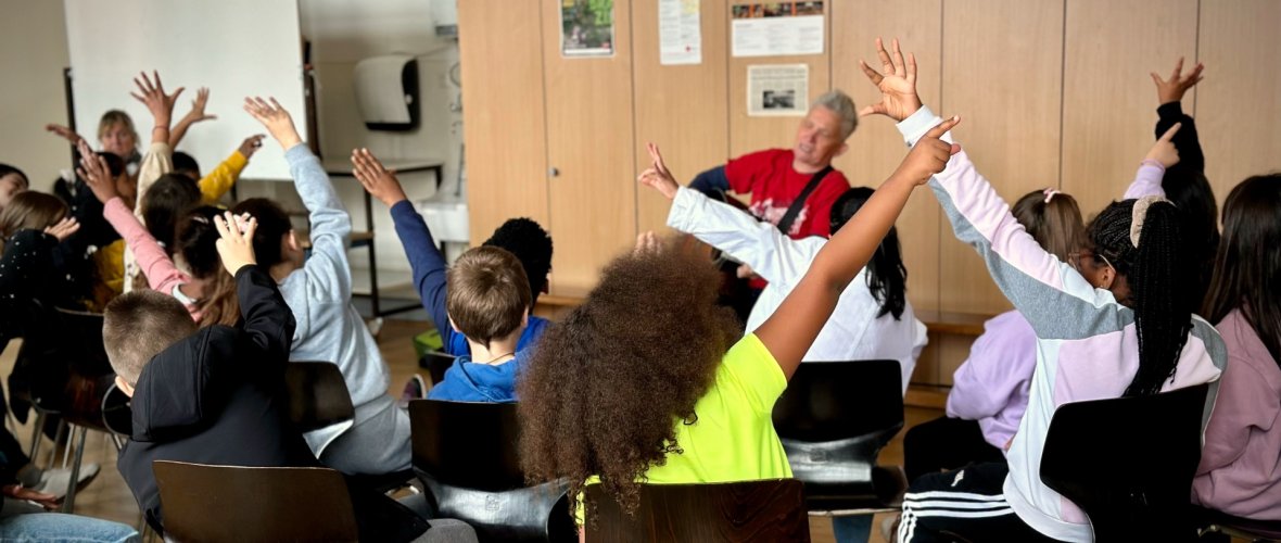 eine Schulklasse hat Spaß beim Musizieren