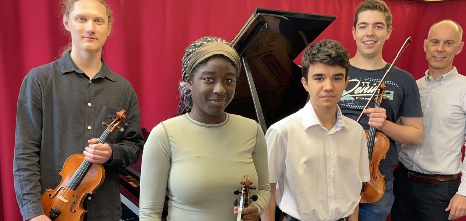 Schülerinnen und Schüler, welche eine Aufnahmeprüfung an die  Musikhochschule bestanden haben, mit ihrem Theorielehrer der städtischen Musikschule