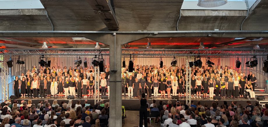 Popchor singt auf der Bühne im Depot