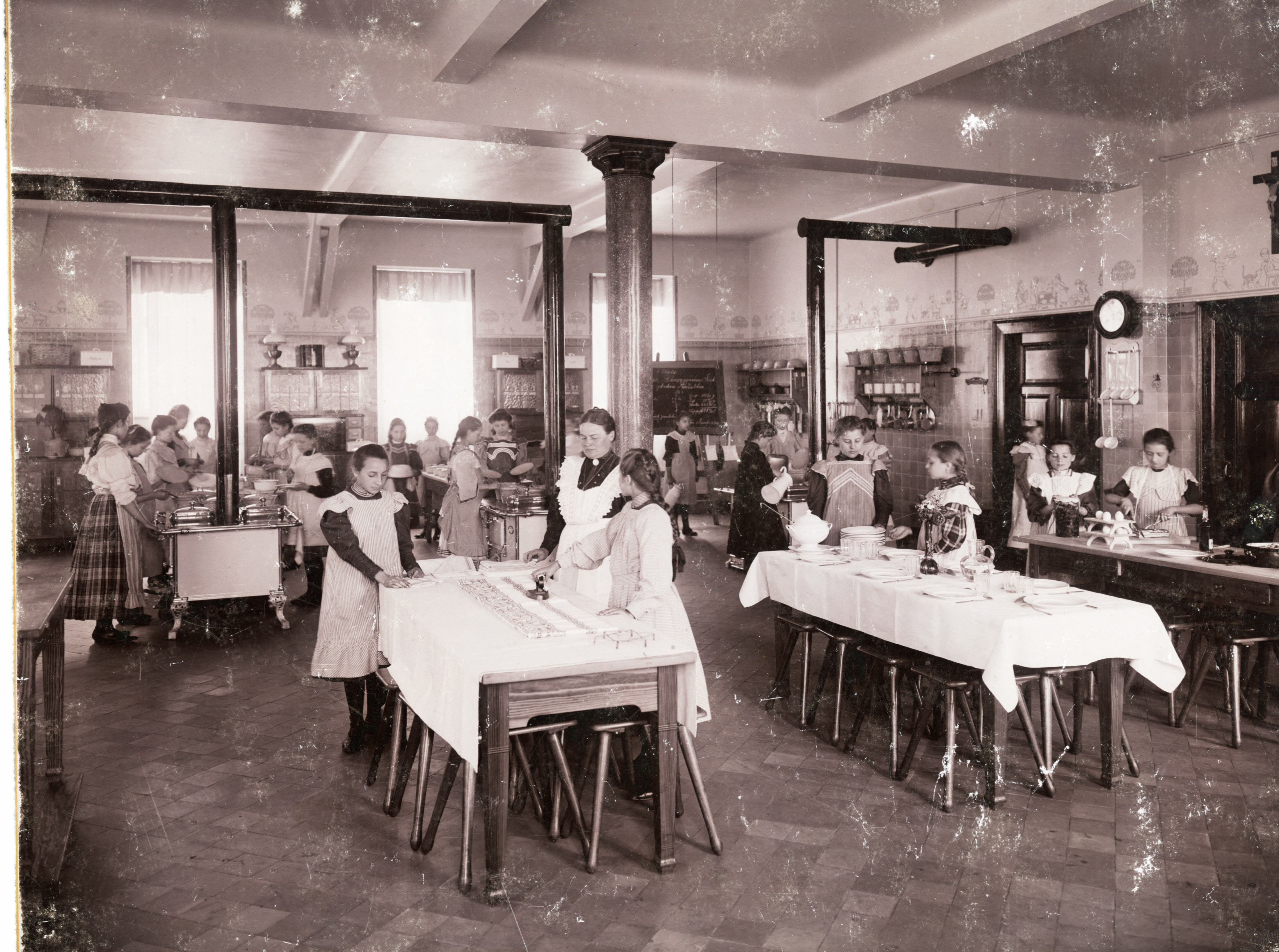 Kochklasse der Volksschule Luisenstraße, ca. 1900 (FOTO 61-596) Kochklasse der Volksschule Luisenstraße, ca. 1900 (FOTO 61-596)