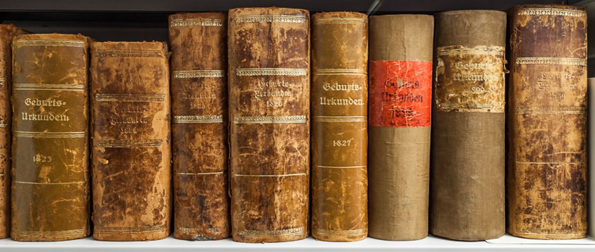 Ein Regal, gefüllt mit antiken Büchern