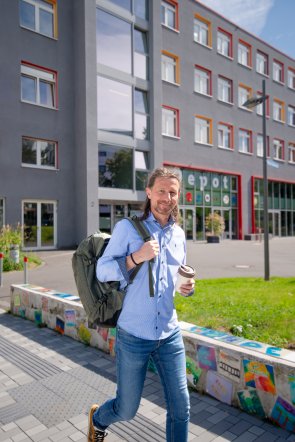 Mann am Spazieren