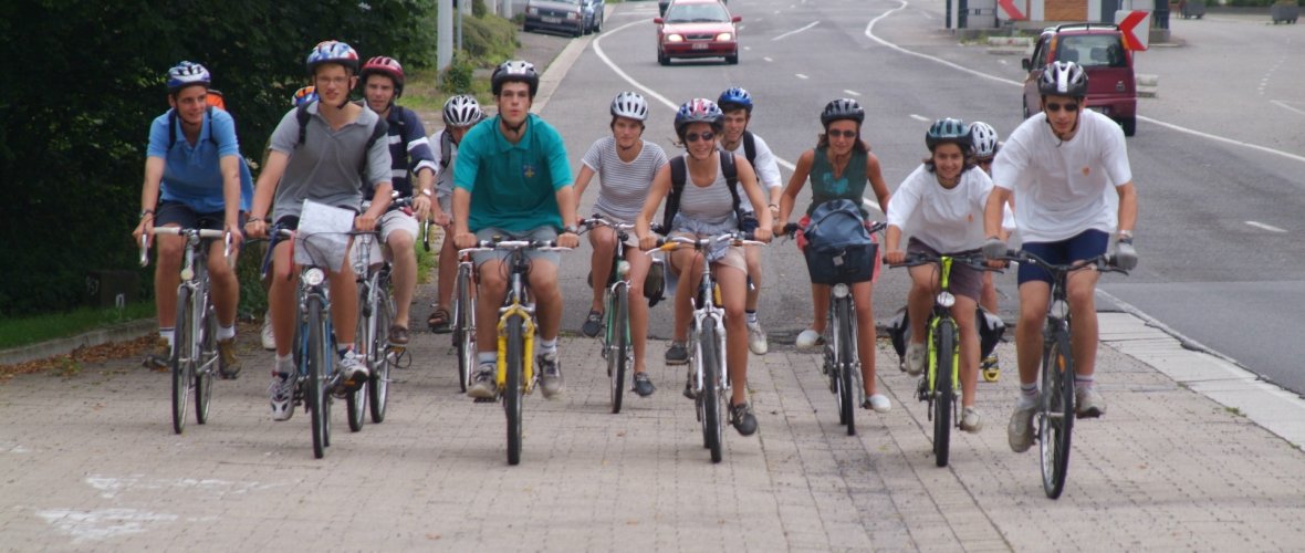 Radfahrer radeln auf der Straße