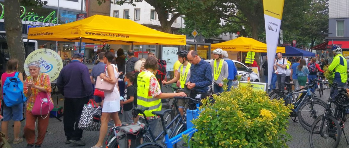 Bild Mobilitätstag 2025 Menschen auf Straßenfest