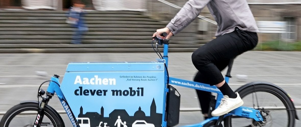 Lastenrad vor RWTH Hauptgebäude Lastenrad vor RWTH Hauptgebäude
