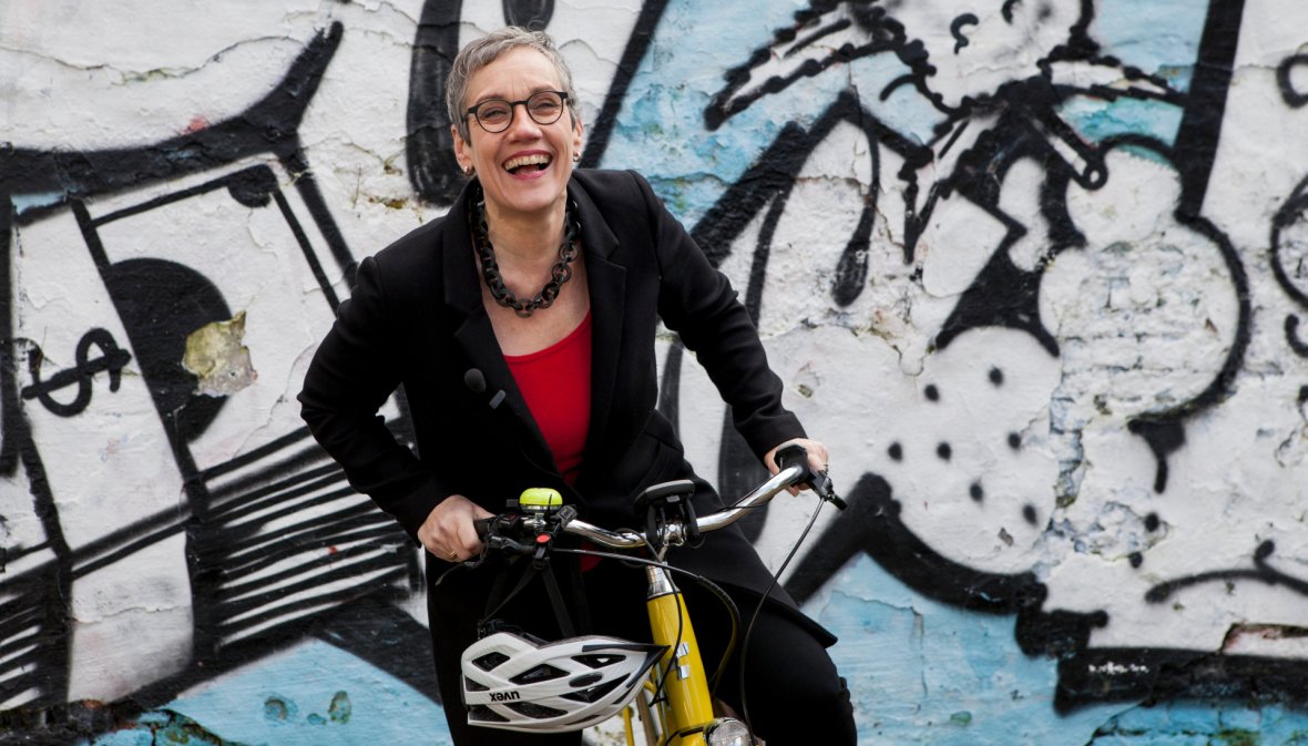 Oberbürgermeisterin Sibylle Keupen auf Fahrrad Oberbürgermeisterin Sibylle Keupen auf Fahrrad