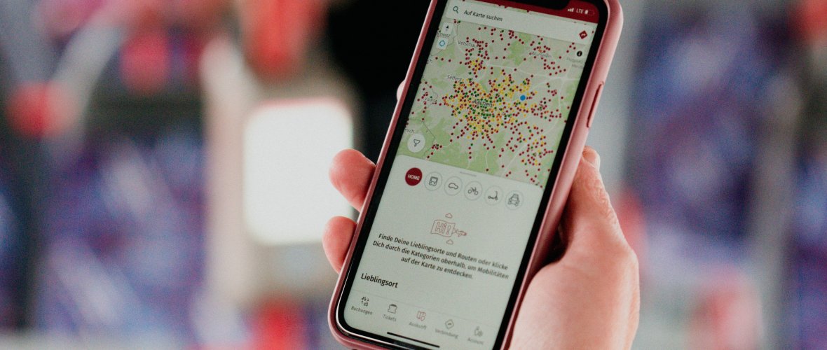 Handy in Hand in Bus zum Thema BMM clever mobil