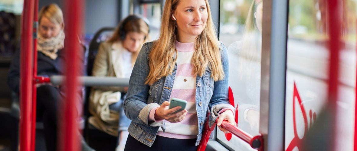 Dame steht im Bus Dame steht im Bus