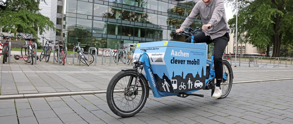 Mann auf einem Lastenrad