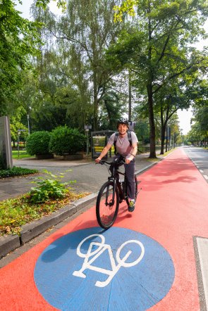 Eine Fahrradfahrer unterwegs auf einer Fahrradvorrangroute