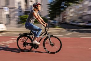 Eine Fahrradfahrerin unterwegs auf der Fahrradvorrangroute