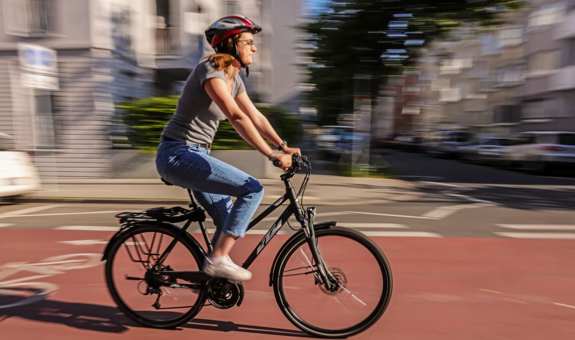 Eine Fahrradfahrerin unterwegs auf der Fahrradvorrangroute