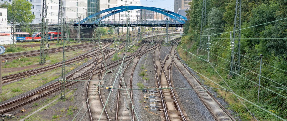 Die Burtscheider Brücke seitlich Im Hintergrund die Burtscheider Brücke in der seitlichen Ansicht und im Vordergrund ein Gleisbett.