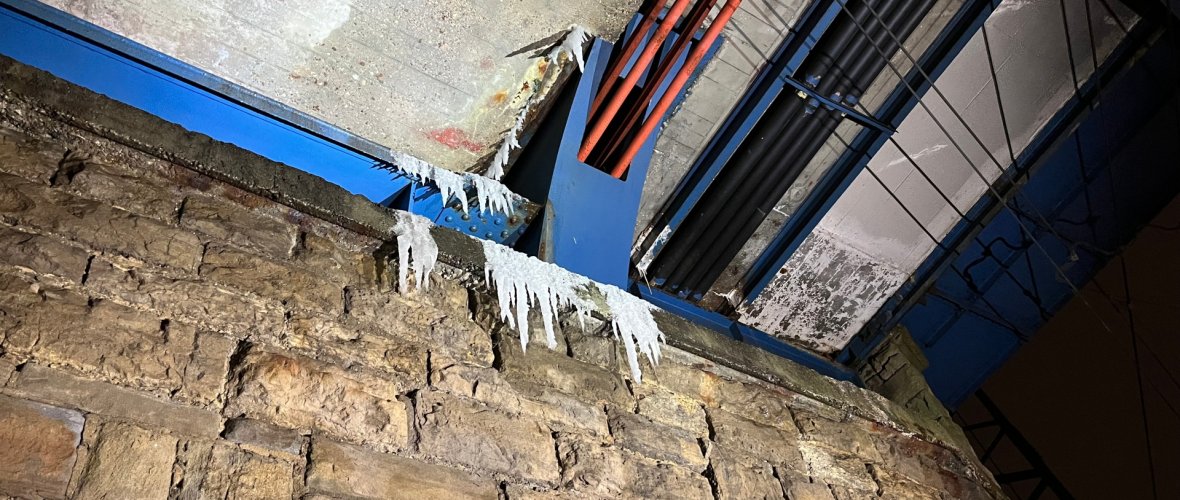 Blick von unten auf die Brücke: Undichtigkeiten am Widerlager erzeugen Eiszapfen